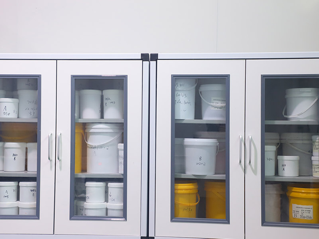 Système d'alimentation du matériau LSR pour moulage par injection de silicone