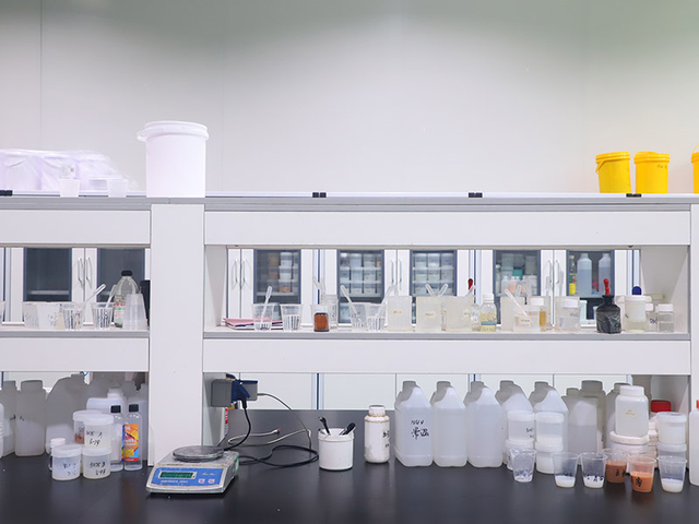 Dossage précis de caoutchouc de silicone liquide avant l'injection