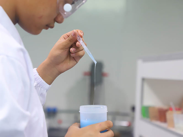 Inspection de qualité des composants en silicone moulé par injection