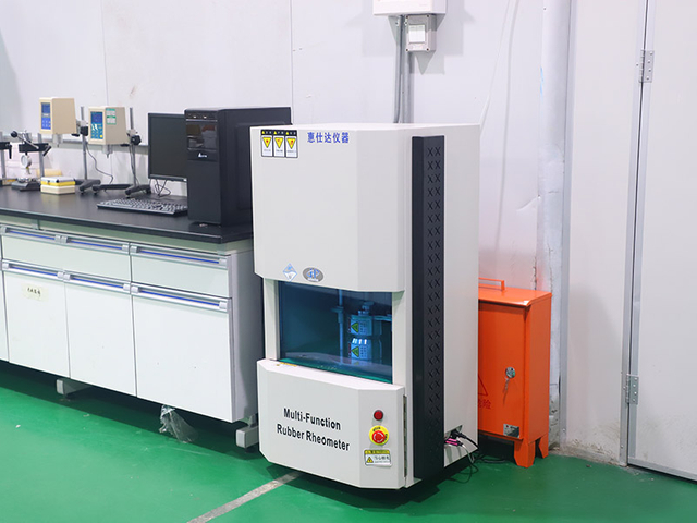 Cycle de serrage et d'injection de moisissure en cours à GT Silicon
