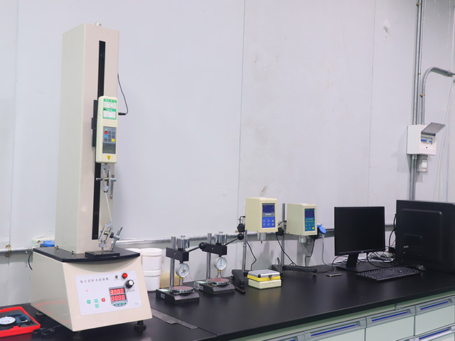 démêlant les pièces de silicone de haute précision après le processus de durcissement